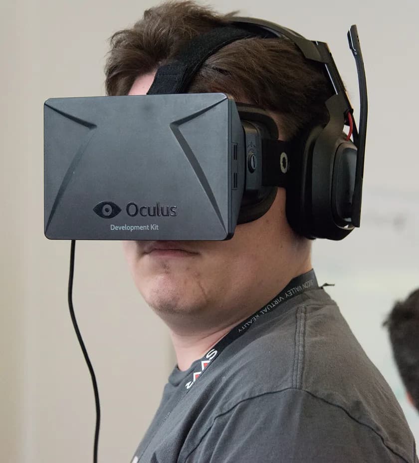 Palmer Luckey con un Oculus Rift DK1 puesto durante una demostración en la conferencia SVVR 2014